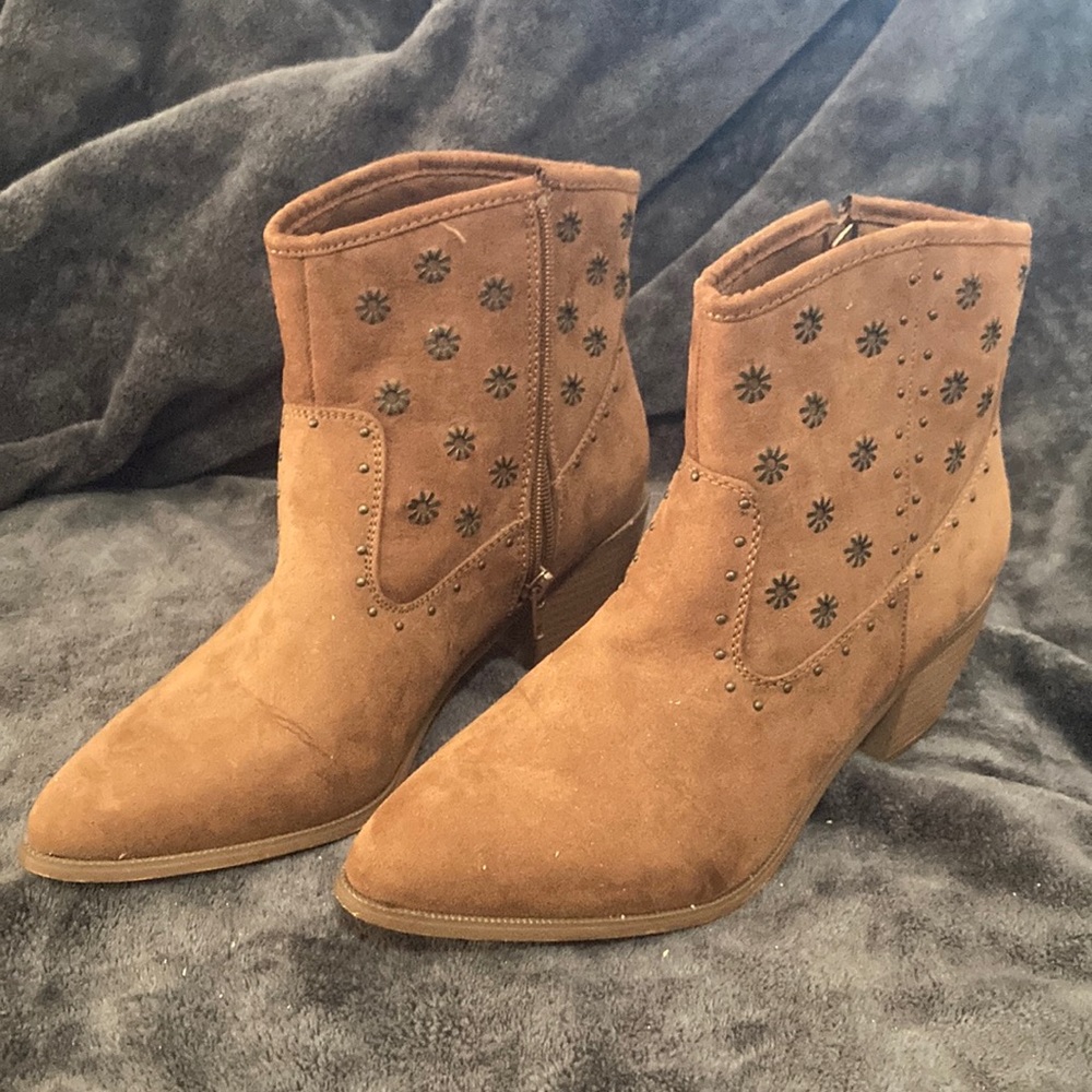 Justfab 9US Brown/tan suede ankle boots with eyelet embellishments, pointed toe